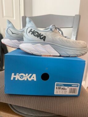 Hoka Arahi 6 Lightweight Running Shoes - Pale Blue/White